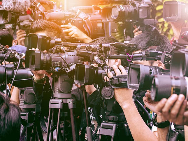 Pressearbeit selbst machen – Viele Reporter mit Kameras auf engem Raum